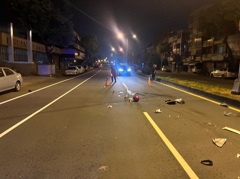 台中市潭子區今天凌晨發生曳引車和機車碰撞車禍，騎士死亡，安全帽和車體碎片噴濺。圖／民眾提供