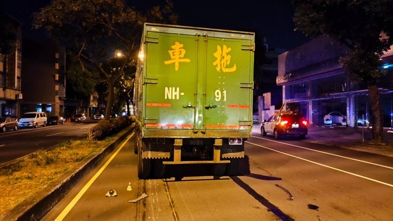 台中市潭子區今天凌晨發生曳引車和機車碰撞車禍，騎士死亡，安全帽和車體碎片噴濺。圖／民眾提供
