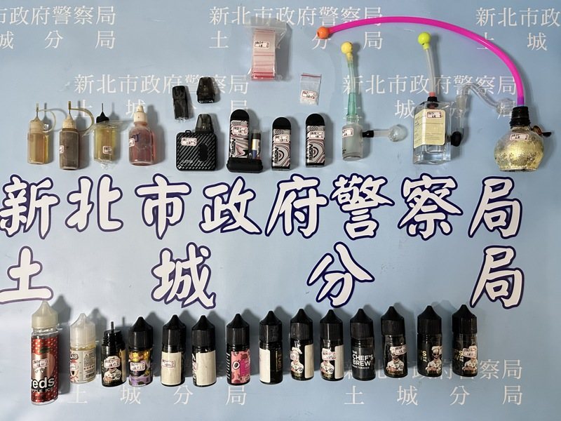 吳姓男子及謝姓女子涉嫌販毒,今年9月中才遭逮,單飛不解散,分裝場化整為零,土城警方前天分別在土城及永和二度查獲2人,查扣大批電子菸油,喪屍菸彈,安非他命。記者王長鼎/翻攝 吳姓男子及謝姓女子涉嫌販毒,今年9月中才遭逮,單飛不解散,分裝場化整為零,土城警方前天分別在土城及永和二度查獲2人,查扣大批電子菸油,喪屍菸彈,安非他命。記者王長鼎/翻攝