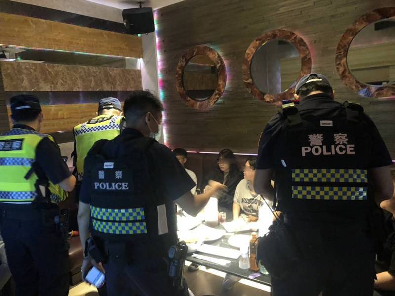 台南市警局為維護台南治安及展現執法決心,將持續不定期針對治安繁雜地區及治安顧慮場所,強力執行臨檢取締。圖/讀者提供 台南市警局為維護台南治安及展現執法決心,將持續不定期針對治安繁雜地區及治安顧慮場所,強力執行臨檢取締。圖/讀者提供