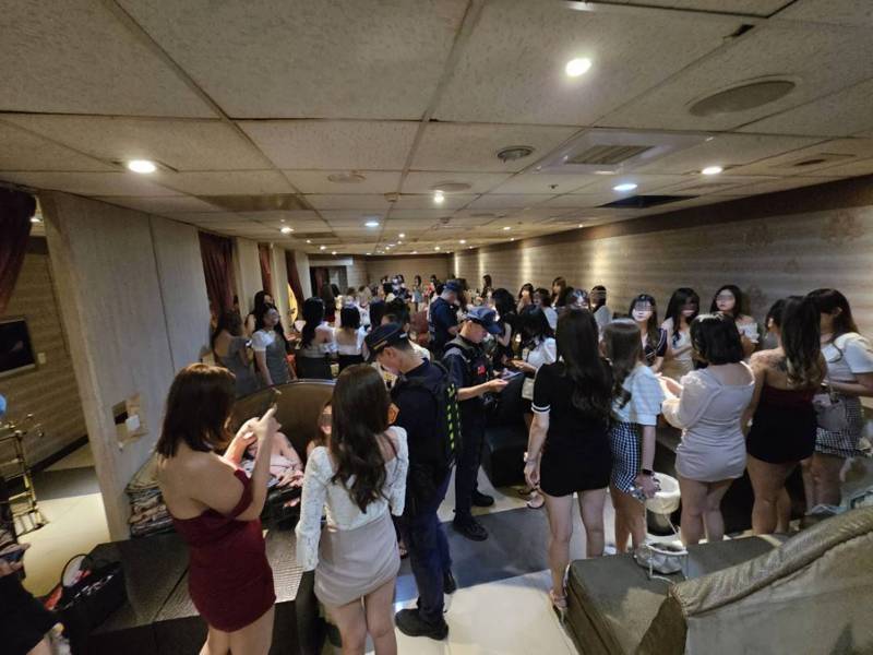 台南市警局昨深夜執行專案臨檢勤務,針對治安繁雜地區及不法聲色場所,同步加強掃蕩。圖/讀者提供 台南市警局昨深夜執行專案臨檢勤務,針對治安繁雜地區及不法聲色場所,同步加強掃蕩。圖/讀者提供