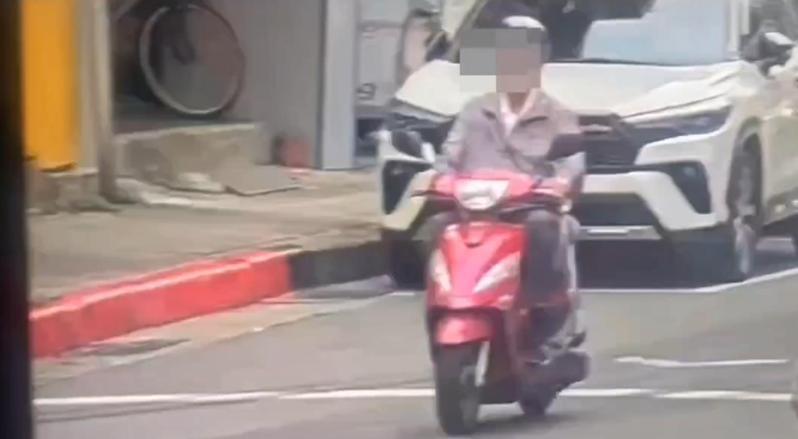 年約60歲男騎士涉偷竊收銀台皮夾得手2萬6千元。記者蕭雅娟／翻攝