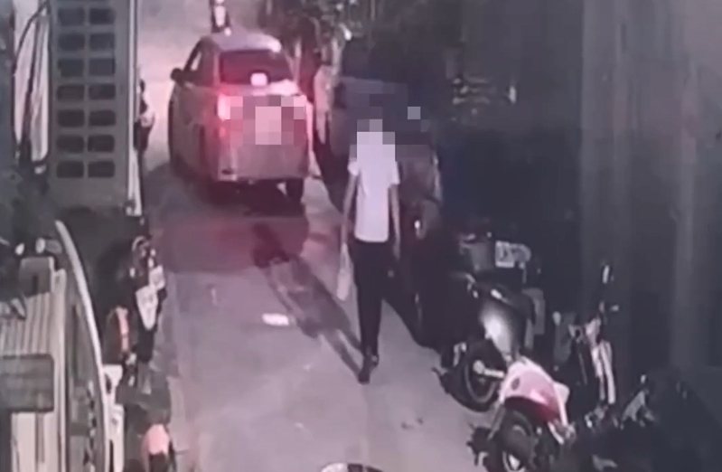 監視畫面錄下，昨日清晨在高市中華三路撞死過街的92歲吳姓老婦棄車肇逃的蔡姓男子，徒步至自強一路巷弄坐上接應的林姓男子轎車逃逸。記者石秀華／翻攝