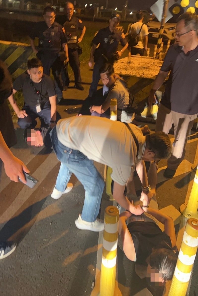 三民一警分局警方於昨深夜10時許在屏東九如鄉九如路二段將撞死92歲吳姓老婦肇逃的蔡姓男子及其王姓妻子攔截圍捕，將兩人揪出車外，蔡男被警方壓制在地逮捕。記者石秀華／翻攝