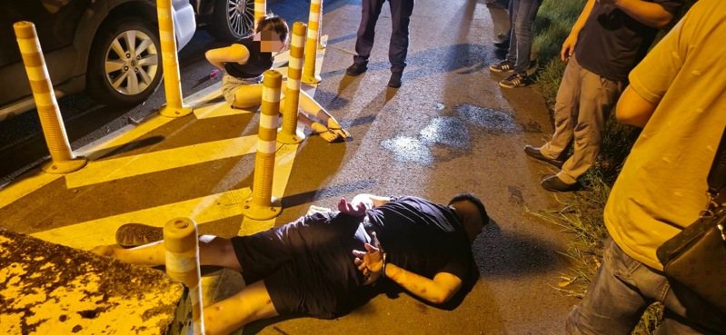 三民一警分局警方於昨深夜10時許在屏東九如鄉九如路二段將撞死92歲吳姓老婦肇逃的蔡姓男子及其王姓妻子攔截圍捕，將兩人揪出車外，蔡男被警方壓制在地逮捕。記者石秀華／翻攝