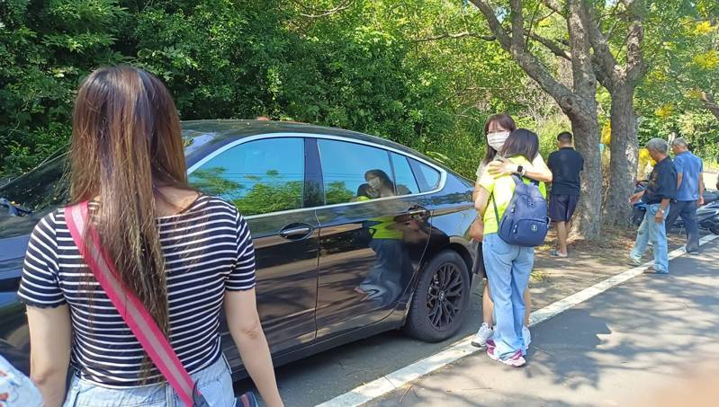 楊母認屍後掩面痛哭、悲慟不已，現場學校女老師也出面安撫慰問。記者吳傑沐／攝影