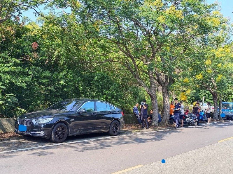 上午許多里民聞訊到場關切，均感到惋惜失去一個好老師；學校同仁也感嘆「沒有過不去的坎，他怎不說啊！」記者吳傑沐／攝影