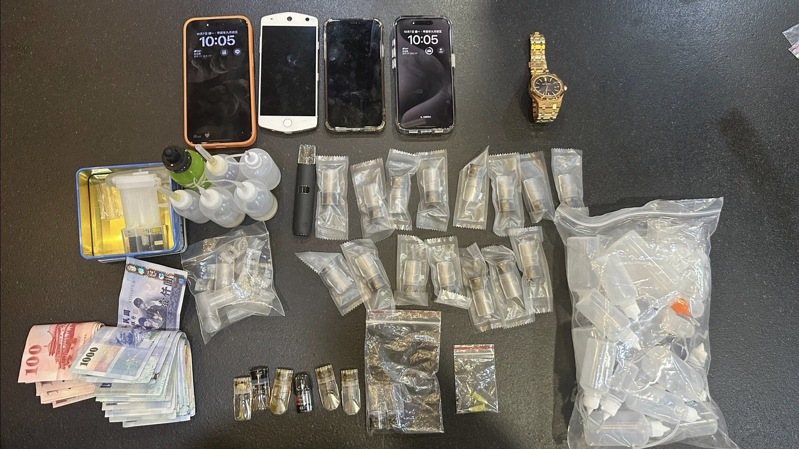 毒鴛鴦吳男與連姓女友2人藏身新店山區別墅,新北市中和警方日前上門搜索查獲喪屍毒品。記者王長鼎/翻攝 毒鴛鴦吳男與連姓女友2人藏身新店山區別墅,新北市中和警方日前上門搜索查獲喪屍毒品。記者王長鼎/翻攝