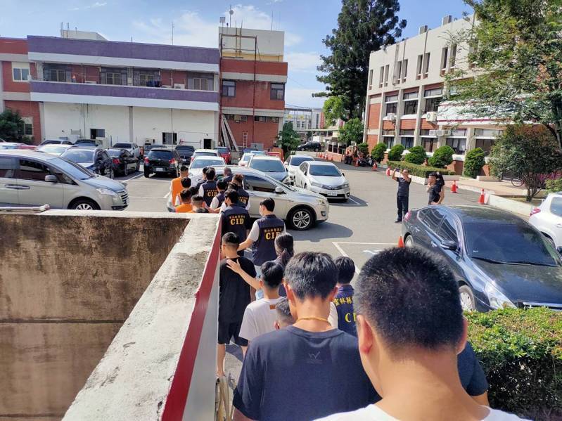 雲林縣虎尾鎮一家KTV會館10月4日凌晨被多名男子持球棒狠砸，導致3輛汽車及大門遭砸損，警方拘提、傳訊14人到案。記者陳雅玲／翻攝
