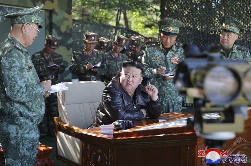 情報指出，北韓軍隊正在俄羅斯受訓，將投入烏克蘭戰場協助俄軍作戰。圖為北韓領導人金正恩(中)視察北韓軍隊。(美聯社)