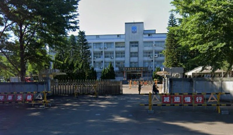 23歲鄭男原是資通電軍指揮部資訊通信聯隊資通支援第一大隊支援作業隊的上兵食勤兵,去年8月23日凌晨應輪值安全士官,卻因出車禍心情煩躁未返營,桃園地院審結,將他依陸海空軍刑法判徒刑2月。圖/翻攝自GoogleMap 23歲鄭男原是資通電軍指揮部資訊通信聯隊資通支援第一大隊支援作業隊的上兵食勤兵,去年8月23日凌晨應輪值安全士官,卻因出車禍心情煩躁未返營,桃園地院審結,將他依陸海空軍刑法判徒刑2月。圖/翻攝自GoogleMap