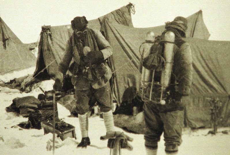 1924年，厄文與他的同伴馬洛里（George Mallory）在聖母峰失蹤，這是登山史上最大的不解之謎之一。這個謎團的解答，可能改寫攻頂聖母峰第一人的歷史。圖為兩人生前在基地營留下的最後畫面。美聯社