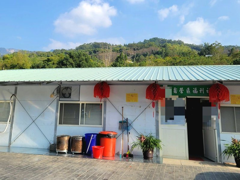 謝姓露營區老闆夥同3員工，持掃把、塑膠椅等物品痛毆張姓員工，檢警訊後依傷重致死罪送辦，並向法院裁定收押獲准。圖／擷取自案發露營區臉書專頁