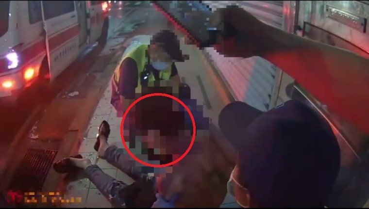 新北市劉男上個月底前往新北市三重區龍門路找潘姓前女友談復合，兩人一言不和，潘女朝劉男丟擲玻璃杯濺血，警方帶回兩人依社維法函送裁處。記者曾伯愷／翻攝