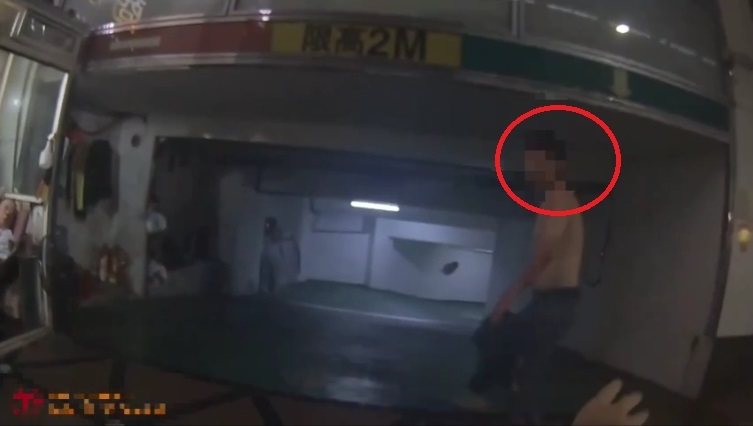 新北市劉男上個月底前往新北市三重區龍門路找潘姓前女友談復合，兩人一言不和，潘女朝劉男丟擲玻璃杯濺血，警方帶回兩人依社維法函送裁處。記者曾伯愷／翻攝