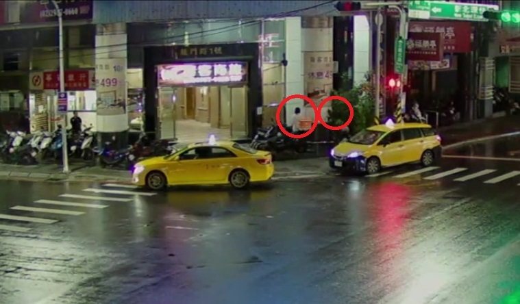 新北市劉男上個月底前往新北市三重區龍門路找潘姓前女友談復合，兩人一言不和，潘女朝劉男丟擲玻璃杯濺血，警方帶回兩人依社維法函送裁處。記者曾伯愷／翻攝