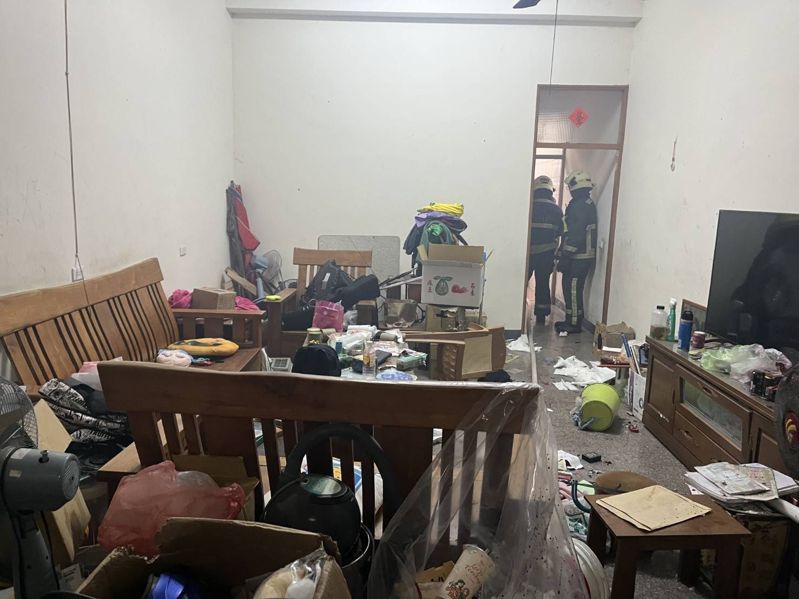 3男學生昨晚在龍井拆解煙火爆竹引發大爆炸，親戚家客廳宛如被砲彈轟炸過一片狼藉，其中一人右手掌被炸爛，3人被送醫。圖／讀者提供