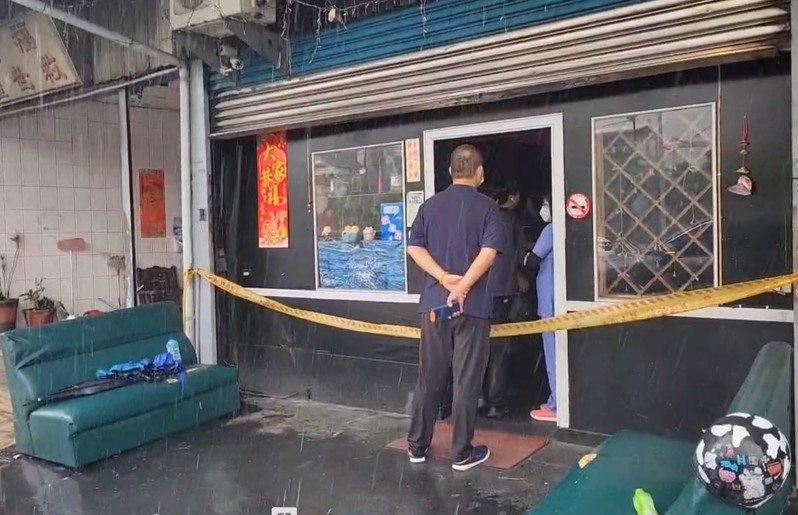 屏東瑞光路一家卡拉OK今天凌晨2時許發生海陸和陸軍酒客鬥毆事件,造成海陸一名士兵重傷不治。圖/民眾提供 屏東瑞光路一家卡拉OK今天凌晨2時許發生海陸和陸軍酒客鬥毆事件,造成海陸一名士兵重傷不治。圖/民眾提供