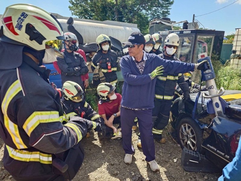 桃園車禍A1及A2死傷居高不下,復旦分隊利用報廢車輛模擬車禍訓練即刻救援破壞車禍能力。 圖/復旦消防分隊提供 桃園車禍A1及A2死傷居高不下,復旦分隊利用報廢車輛模擬車禍訓練即刻救援破壞車禍能力。 圖/復旦消防分隊提供