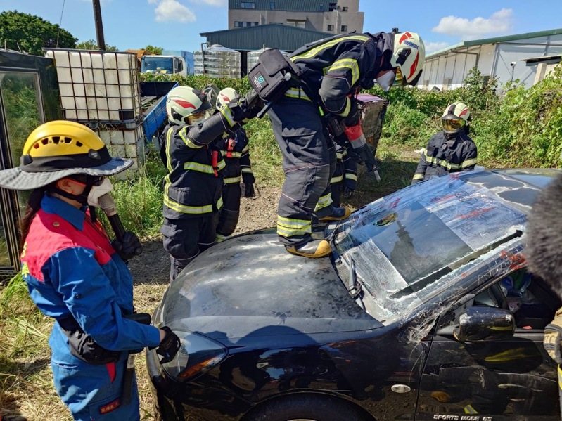 桃園車禍A1及A2死傷居高不下,復旦分隊利用報廢車輛模擬車禍訓練即刻救援破壞車禍能力。 圖/復旦消防分隊提供 桃園車禍A1及A2死傷居高不下,復旦分隊利用報廢車輛模擬車禍訓練即刻救援破壞車禍能力。 圖/復旦消防分隊提供