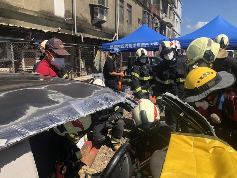 桃園車禍A1及A2死傷居高不下,復旦分隊利用報廢車輛模擬車禍訓練即刻救援破壞車禍能力。 圖/復旦消防分隊提供 桃園車禍A1及A2死傷居高不下,復旦分隊利用報廢車輛模擬車禍訓練即刻救援破壞車禍能力。 圖/復旦消防分隊提供