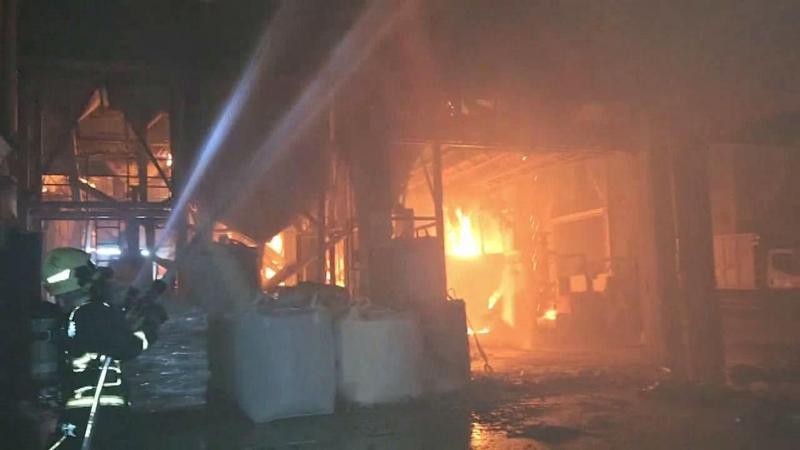 苗栗縣苑裡鎮泉順食品企業股份有限公司工廠,今天凌晨發生大火,2個多小時撲滅,沒有人員受困傷亡,大批機器設備燒毀。圖/民眾提供 苗栗縣苑裡鎮泉順食品企業股份有限公司工廠,今天凌晨發生大火,2個多小時撲滅,沒有人員受困傷亡,大批機器設備燒毀。圖/民眾提供