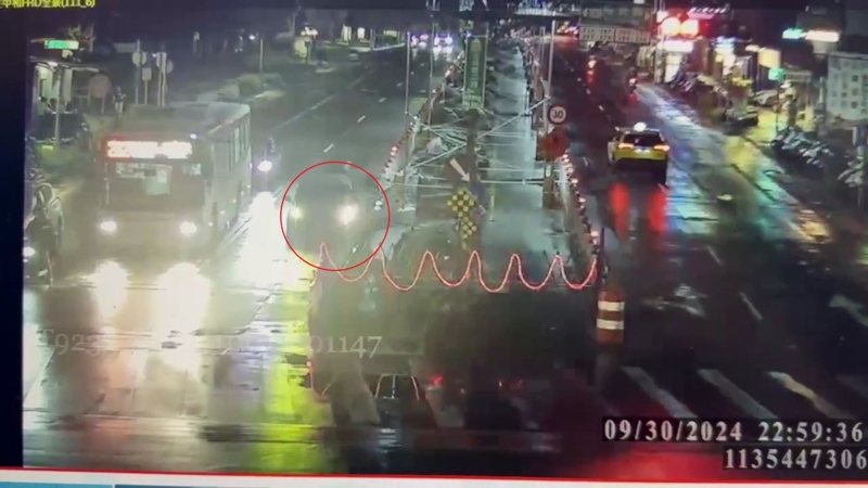 陳姓女凶嫌駕車撞護欄導致所長劉宗鑫殉職。圖/翻攝自記者爆料網 陳姓女凶嫌駕車撞護欄導致所長劉宗鑫殉職。圖/翻攝自記者爆料網