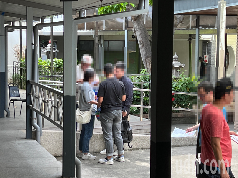 東海大學林姓女大生遭巨業客運司機撞死案,檢警今天會同家屬,在台中殯儀館解剖複驗。記者陳宏睿/攝影 東海大學林姓女大生遭巨業客運司機撞死案,檢警今天會同家屬,在台中殯儀館解剖複驗。記者陳宏睿/攝影