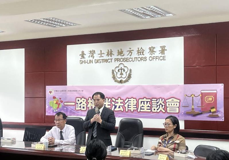 犯保士林分會昨天召開法律座談會，犯保士林分會主任委員林志銜及士林地檢署檢察長顏迺偉慰問家屬。圖／犯保士林分會提供