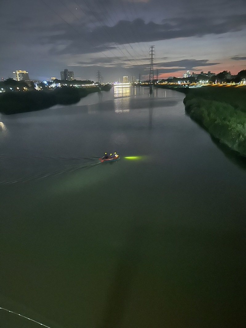 台南市消防局昨下午2時起,沿鹽水溪上下游例行性搜尋,並出動空拍機及船艇加入協尋,希望排除其落水的可能。圖/讀者提供 台南市消防局昨下午2時起,沿鹽水溪上下游例行性搜尋,並出動空拍機及船艇加入協尋,希望排除其落水的可能。圖/讀者提供