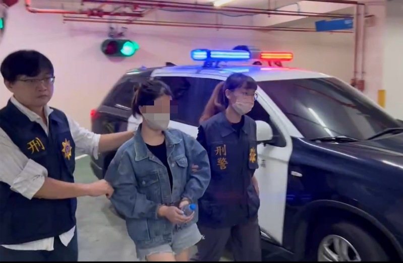 三民一警分局警方於昨深夜10時許在屏東九如鄉九如路二段將撞死92歲吳姓老婦肇逃的蔡姓男子及其王姓妻子攔截圍捕到案,王妻被帶回分局調查。記者石秀華/翻攝 三民一警分局警方於昨深夜10時許在屏東九如鄉九如路二段將撞死92歲吳姓老婦肇逃的蔡姓男子及其王姓妻子攔截圍捕到案,王妻被帶回分局調查。記者石秀華/翻攝