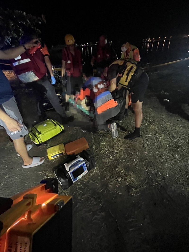 消防局人員下水後接觸女子時身體仍柔軟,立即將她搶救上岸,但已無呼吸心跳,立即施予心肺復甦術,並由救護車送醫急救。圖/讀者提供 消防局人員下水後接觸女子時身體仍柔軟,立即將她搶救上岸,但已無呼吸心跳,立即施予心肺復甦術,並由救護車送醫急救。圖/讀者提供