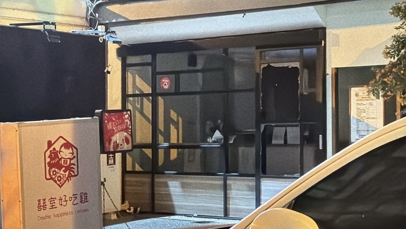 疑虐童的葉姓健身教練在竹北開設多家飲料店,其中一家晚間遭民眾包圍砸店,現場玻璃全碎。記者黃羿馨/攝影 疑虐童的葉姓健身教練在竹北開設多家飲料店,其中一家晚間遭民眾包圍砸店,現場玻璃全碎。記者黃羿馨/攝影
