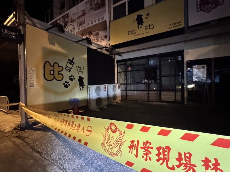 憤怒民眾發動私刑正義砸虐童案嫌犯所開設飲料店,警方拉起封鎖線,呼籲民眾冷靜。記者黃羿馨/攝影 憤怒民眾發動私刑正義砸虐童案嫌犯所開設飲料店,警方拉起封鎖線,呼籲民眾冷靜。記者黃羿馨/攝影