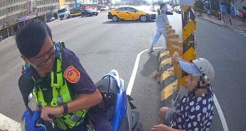 台中梧棲區出現強風,81歲老翁騎機車被吹到快車道分隔島無法動彈,清水警巡經發現及時救援。圖/警方提供 台中梧棲區出現強風,81歲老翁騎機車被吹到快車道分隔島無法動彈,清水警巡經發現及時救援。圖/警方提供