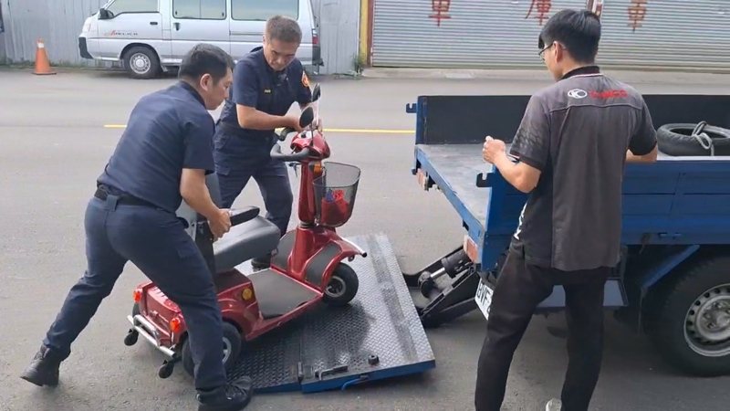 台中市春社所長邱量虔近日與同事，協助高齡李姓老翁與代步車返家。圖／第四警分局提供