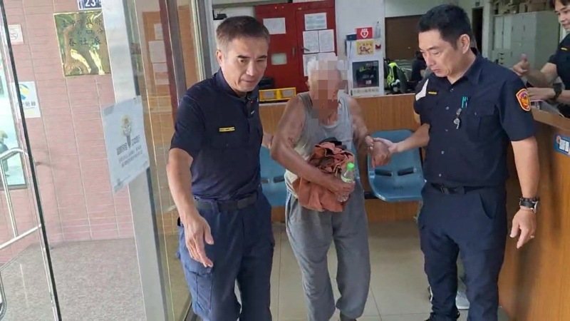 台中市春社所長邱量虔（左）近日與同事，協助高齡李姓老翁（中）與代步車返家。圖／第四警分局提供