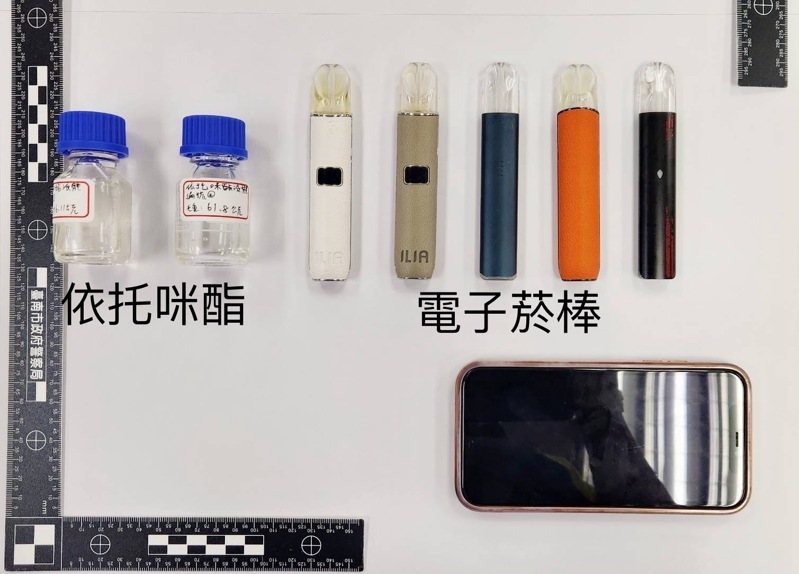 查獲許姓男子涉嫌持有新興毒品依托咪酯3罐、電子菸棒5隻，警詢後依違反毒品罪嫌移送南檢法辦。記者黃宣翰／翻攝