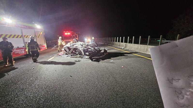 自小客車先自撞翻覆路中，再被後方來追撞，整車嚴重扭曲變形，共造成七人傷亡。記者蔡維斌／翻攝
