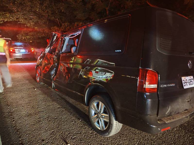 自小客車先自撞翻覆路中，再被後方來的廂型車追撞，造成7人傷亡。記者蔡維斌／翻攝