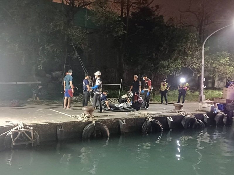 警消將葉女打撈上岸。記者張議晨/翻攝 警消將葉女打撈上岸。記者張議晨/翻攝