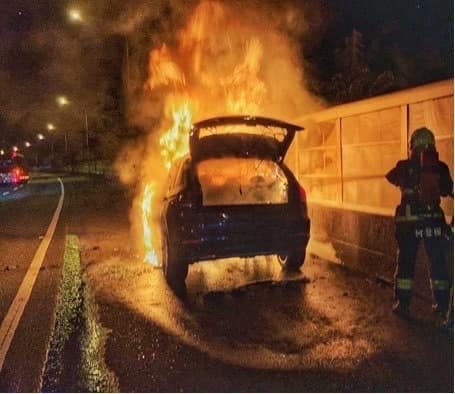 一輛轎車昨晚在國道1號苗栗縣三義鄉北上路段起火，火勢相當猛烈，消防人員於半個多小時撲滅，車子付之一炬，無人員受傷，案由國道警方進一步處理中。圖／苗栗縣政府消防局提供