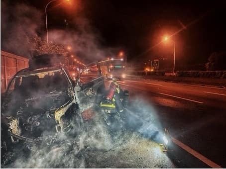 一輛轎車昨晚在國道1號苗栗縣三義鄉北上路段起火，火勢相當猛烈，消防人員於半個多小時撲滅，車子燒成廢鐵，無人員受傷，案由國道警方進一步處理中。圖／苗栗縣政府消防局提供