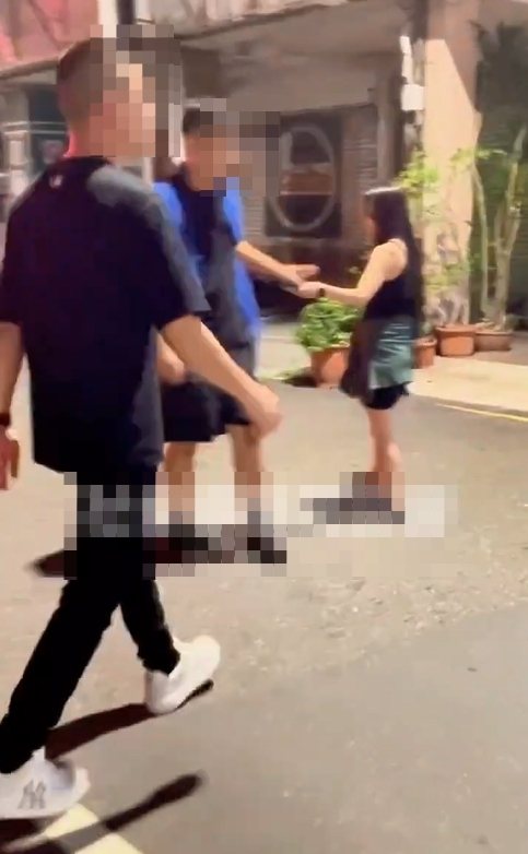 高雄市一名身材高大的男子，今天清晨在三民區自立一路當街脫褲露臀，小跑步至對街後穿上褲子，男子完成任務後，和男、女友人會合。圖／取自社群「社會事新聞影音」