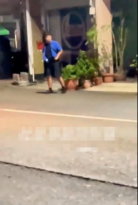 高雄市一名身材高大的男子，今天清晨在三民區自立一路當街脫褲露臀，小跑步至對街後穿上褲子。圖／取自社群「社會事新聞影音」