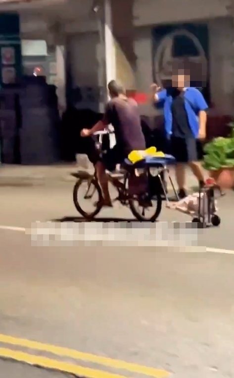 高雄市一名身材高大的男子，今天清晨在三民區自立一路當街脫褲露臀，小跑步至對街穿上褲子後，和拾荒阿伯打招呼。圖／取自社群「社會事新聞影音」