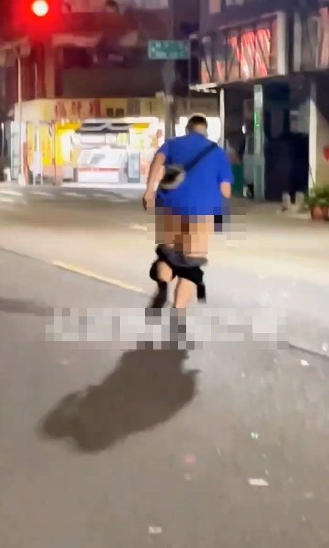 高雄市一名身材高大的男子，今天清晨在三民區自立一路小跑步至對街時，當街脫褲露臀和友人嬉鬧。圖／取自社群「社會事新聞影音」