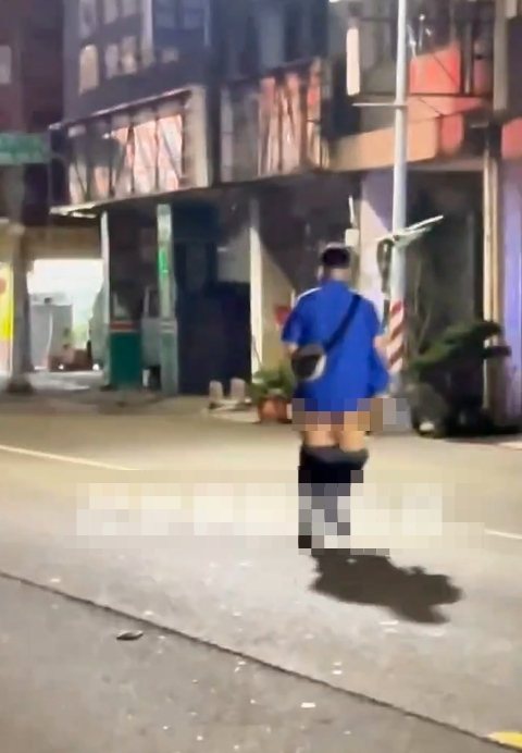 高雄市一名身材高大的男子，今天清晨在三民區自立一路小跑步至對街時，當街脫褲露臀和友人嬉鬧。圖／取自社群「社會事新聞影音」