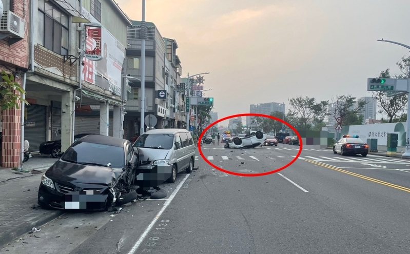 楊姓男子今清晨駕車搭載方姓女友人返家，在高市前鎮區一心一路時，疑疲勞駕駛，逆向撞上遊覽車，再衝撞路邊車輛後，失控翻覆路中央，幸僅2人受傷。記者石秀華／翻攝