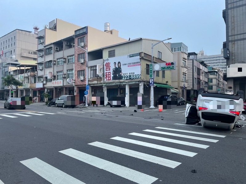 楊姓男子今清晨駕車搭載方姓女友人返家，在高市前鎮區一心一路時，疑疲勞駕駛，逆向撞上遊覽車，再衝撞路邊車輛後，失控翻覆路中央，幸僅2人受傷。記者石秀華／翻攝